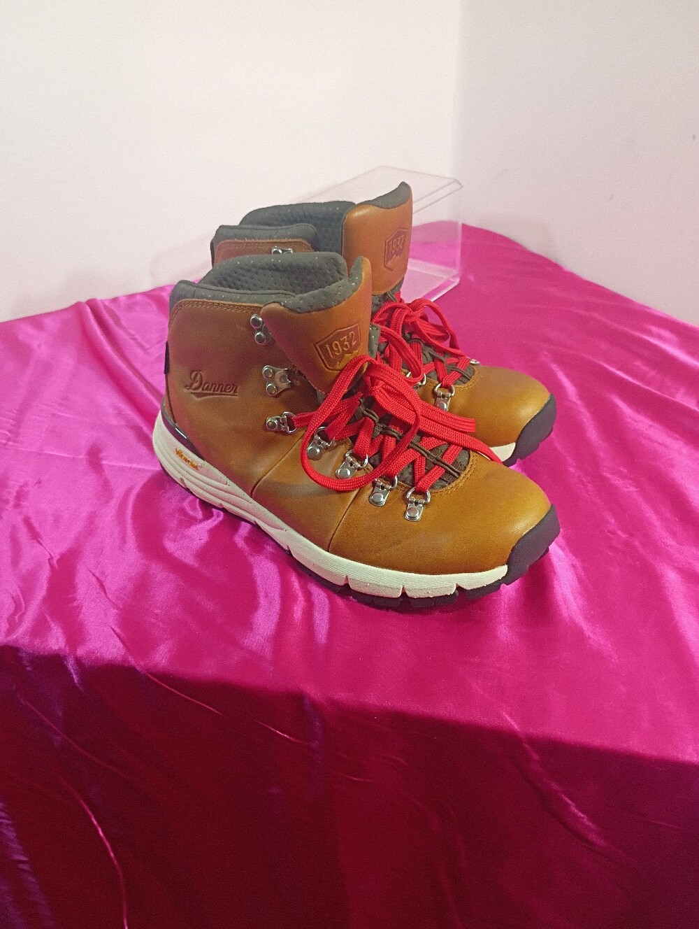 Danner Mountain 600 Women’s Size 8 Brown Leather Waterproof Hiking Boots Vibram.